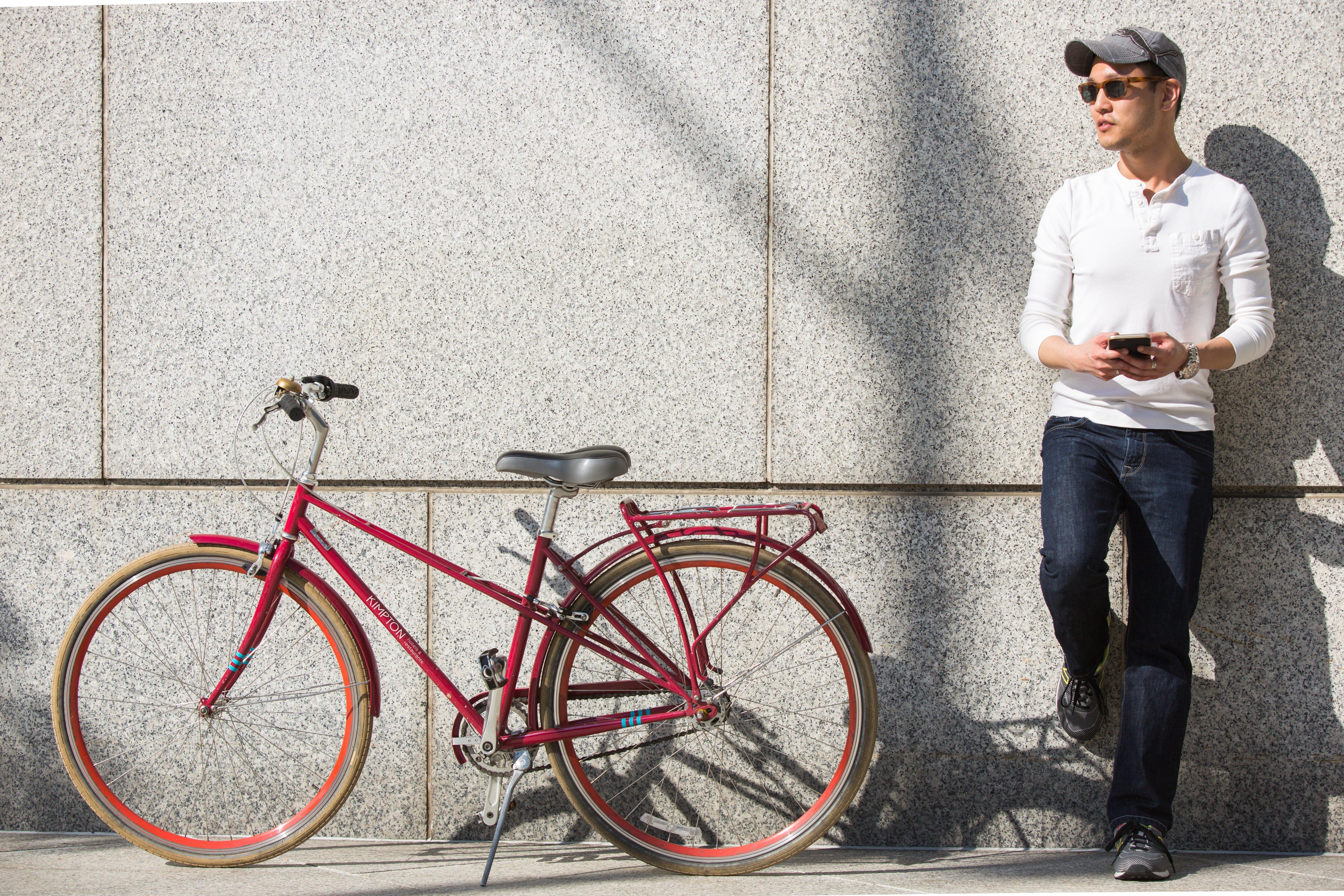 Kimpton Epic Hotel By Ihg Маямі Екстер'єр фото A man with a bicycle