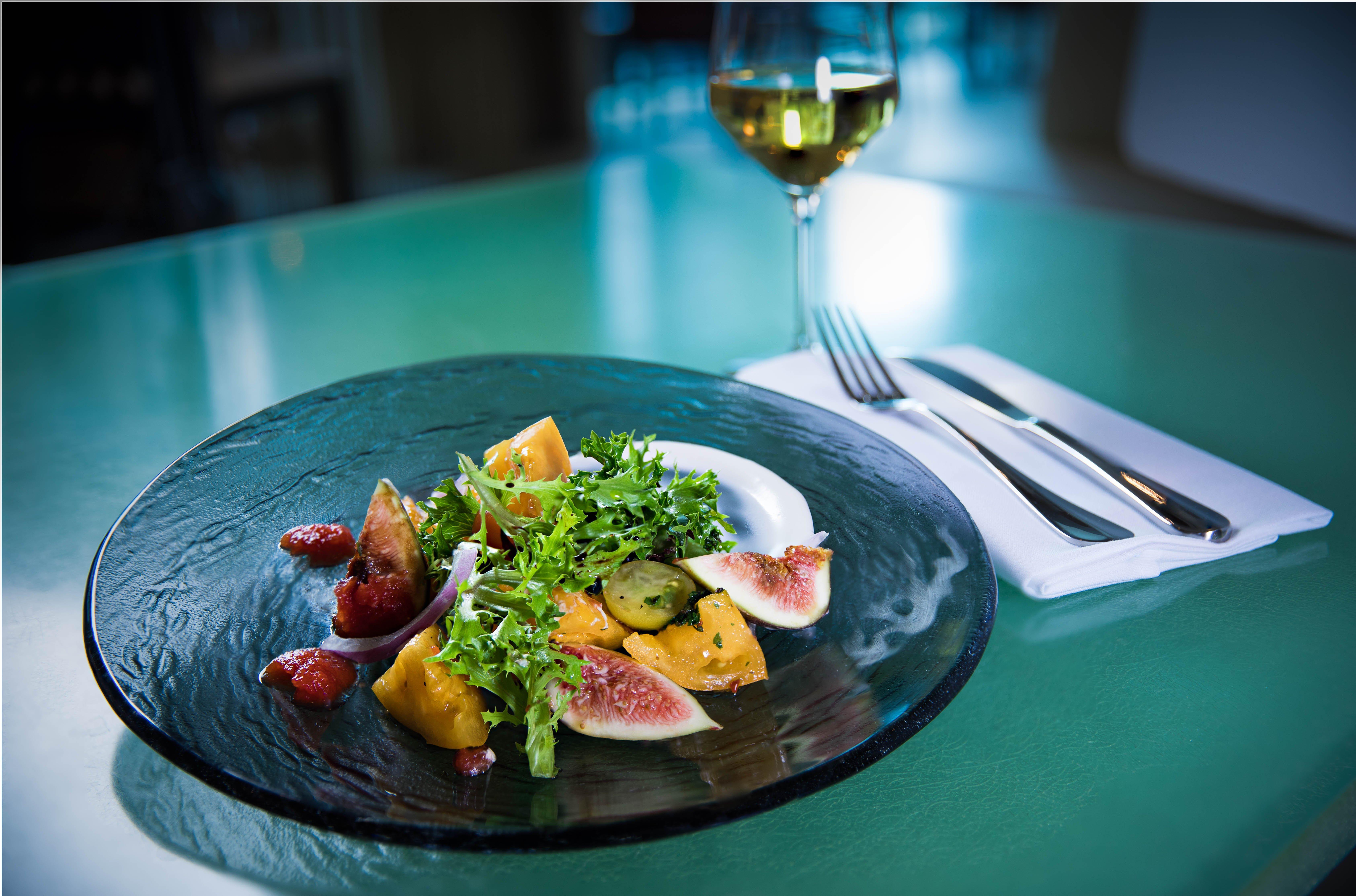 Kimpton Epic Hotel By Ihg Маямі Екстер'єр фото A salad with a glass of wine